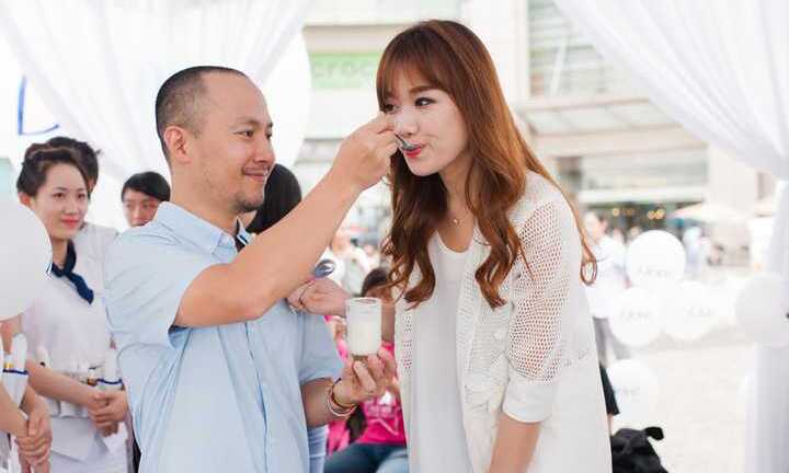 Tiến Đạt tận tình chăm sóc Hari Won