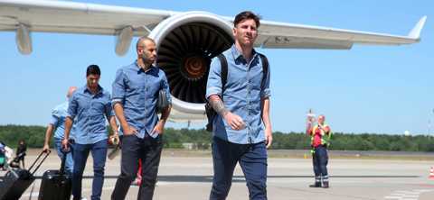 Thừa tiền, Messi tính mua máy bay giống bầu Đức