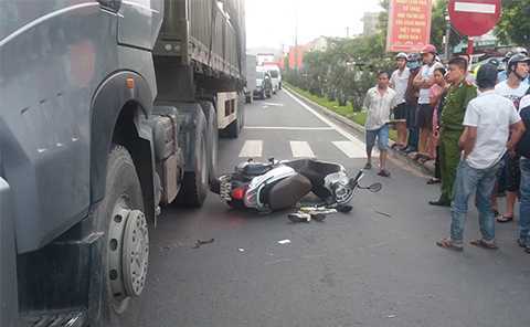 Đang dừng đèn đỏ, một phụ nữ bị xe tải tông chết