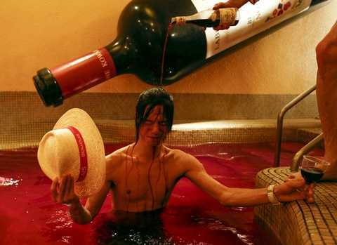Tắm rượu vang: Thú ăn chơi xa xỉ 'độc quyền' ở Nhật Bản