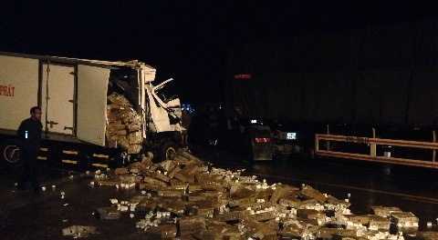 Xe khách đối đầu xe tải, tài xế chết kẹt trong cabin