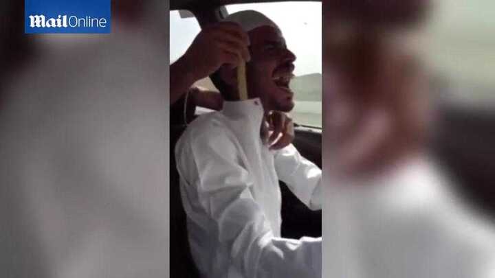 Nổi da gà với trò nhét rắn hổ mang vào người của dân chơi Ả Rập