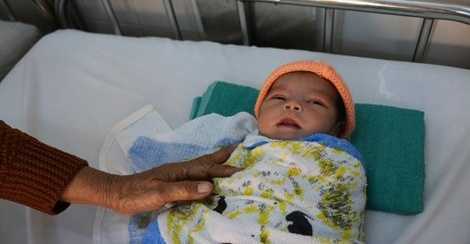 Bị vứt xuống giếng sâu, bé sơ sinh vẫn sống sót diệu kỳ