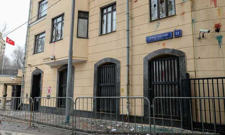 Video: Đại sứ quán Thổ Nhĩ Kỳ bị ném trứng và đá tan hoang