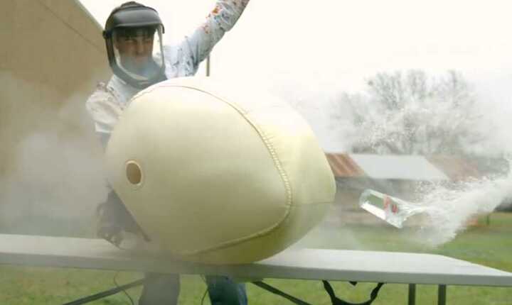 Phản ứng kích hoạt nổ bung túi khí diễn ra như thế nào?