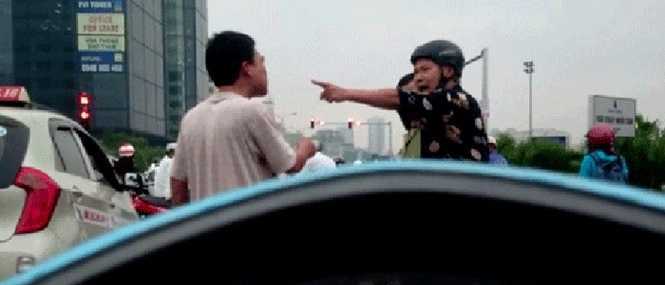 Bị chém gần lìa cổ tay vì va chạm giao thông