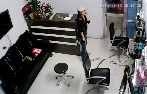 Cô gái xinh đẹp 'like' video ghi hình mình đi ăn trộm