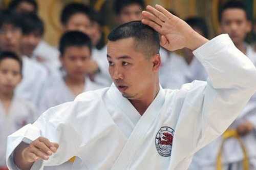 'Đội lốt' nhiếp ảnh gia, cựu tuyển thủ quốc gia cưỡng bức nữ sinh