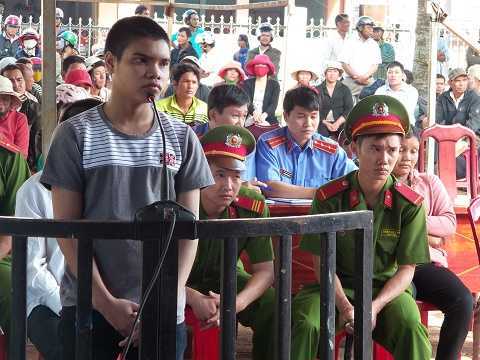 Đòi điện thoại không được, cháu vác dao chém chết cậu ruột
