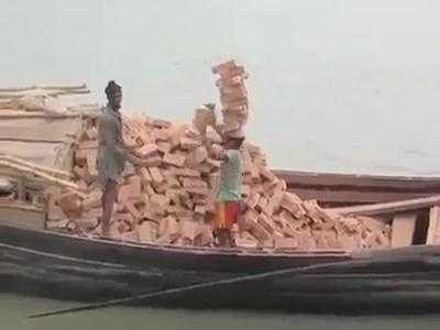 Há hốc mồm với khả năng xếp và đội gạch của anh thợ