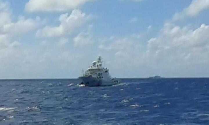 Video: Tàu chiến Trung Quốc mở bạt pháo, chĩa súng đe dọa tàu tiếp tế Trường Sa