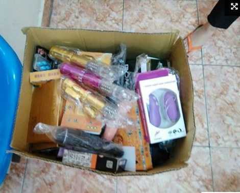 Thuốc và dụng cụ kích dục trong một công ty