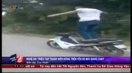 Thanh niên đứng trên yên xe máy đang chạy bị công an ‘sờ gáy’