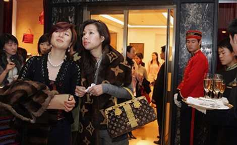 Cho thuê đồ hiệu: Dịch vụ cho giới phù hoa truân chuyên