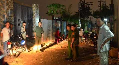 Đang nằm trong nhà, người đàn ông bị 3 kẻ lạ mặt đâm chết