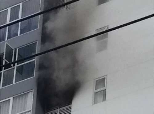 Khói đen mù mịt tại Cao ốc Hưng Phát, hàng trăm người dân tháo chạy thoát thân