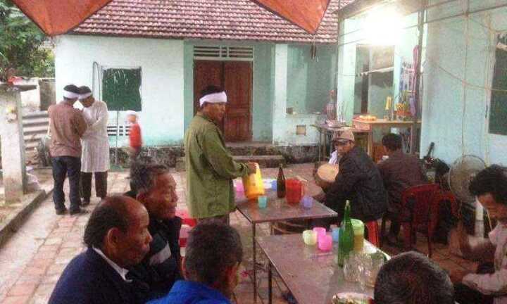 Triệu tập người chồng vụ 'anh rể em vợ chết trên giường'