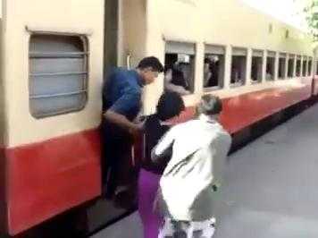 Clip: Choáng với cách bắt tàu hỏa ‘quá nhanh quá nguy hiểm’ ở Myanmar