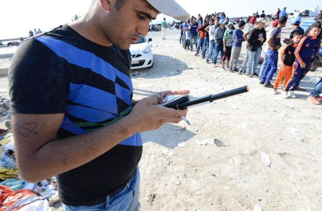 Những chiếc điện thoại quý như vàng của người tị nạn Syria