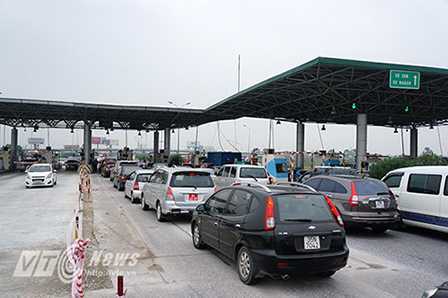 Sửa chữa cao tốc, hàng nghìn ôtô nối đuôi nhích từng centimet