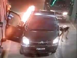 Trời hanh khô, đồ len dạ bị tích điện có thể gây cháy khi đổ xăng?