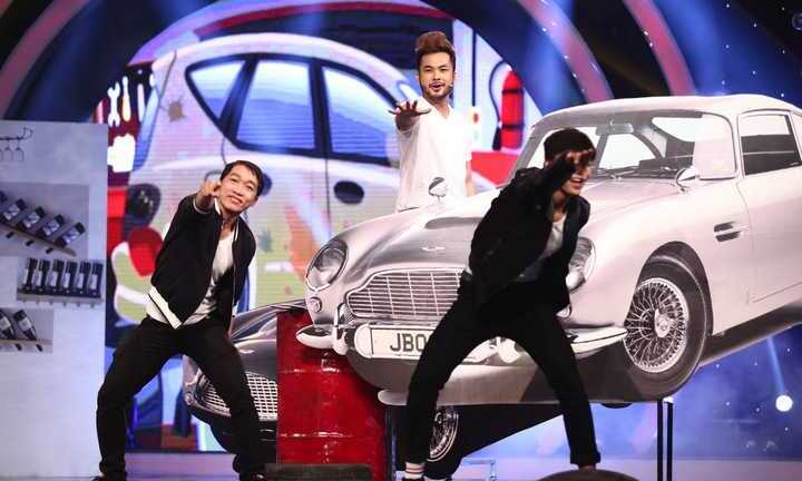 Lê Khánh 'phát cuồng' vì được trai đẹp tặng áo