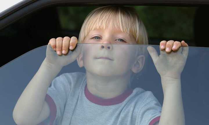 Người lớn bất cẩn, trẻ em dễ bị ngạt khí trong xe