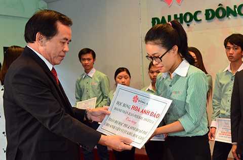 Trao học bổng cho sinh viên nghèo học giỏi tại Đà Nẵng