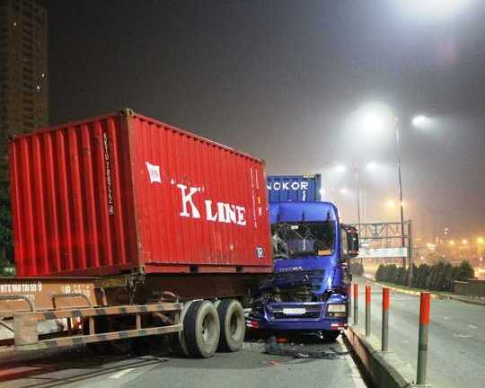 Thùng container tuột trên cầu, đầu xe rơ-moóc đi sau nát bét