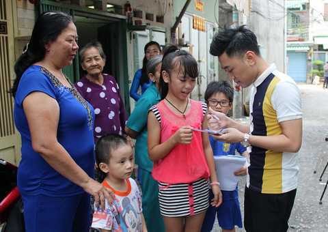 Don Nguyễn hạnh phúc trong vòng vây trẻ nhỏ Bình Tân