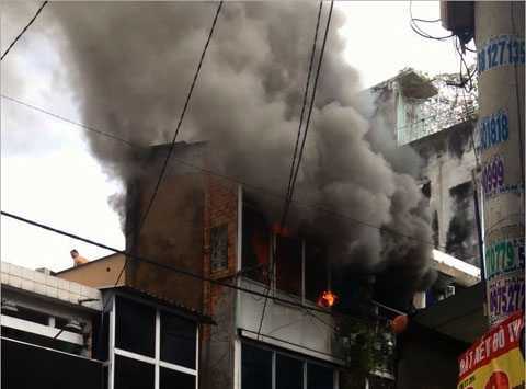 Lại cháy nổ lớn ngôi nhà 3 tầng ở Sài Gòn