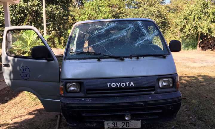 Côn đồ đập phá ô tô và tấn công kiểm lâm cướp lại gỗ bị bắt