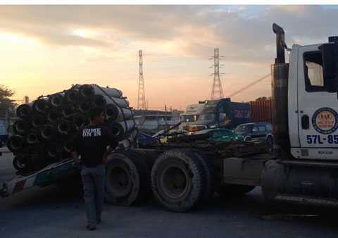 Hàng chục khối bê tông suýt lăn xuống đường, dân hoảng loạn tháo chạy