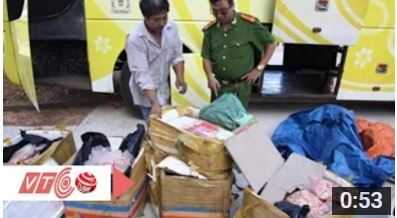 Bắt gần 3 tạ sụn gà thối từ Lào về
