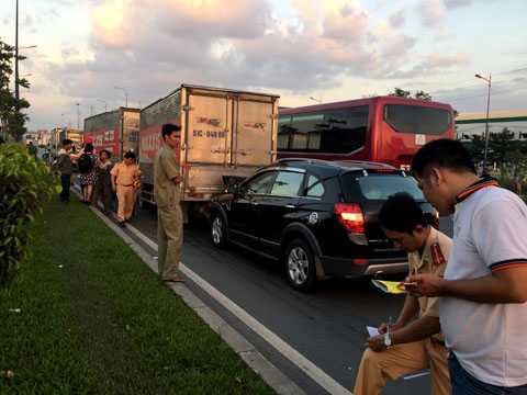Thêm vụ tai nạn liên hoàn, 5 ôtô 'dính chặt' vào nhau trên Xa lộ Hà Nội