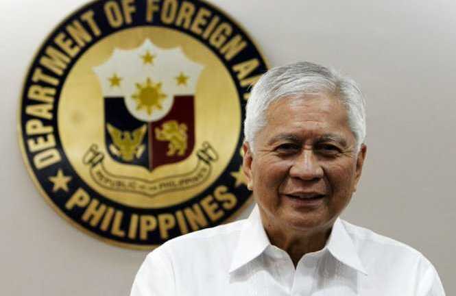 Ngoại trưởng Philippines đem cả năm lương tặng nhân viên