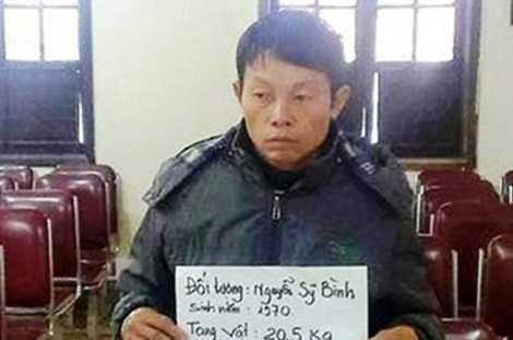 Ôm 20 kg thuốc nổ TNT ra đường