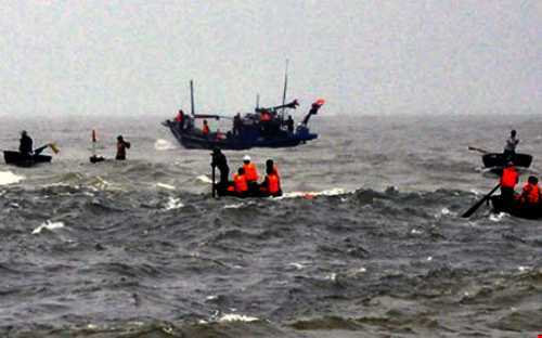 Sóng lớn đánh chìm tàu: 9 ngư dân bị hất xuống biển, 4 người đang mất tích