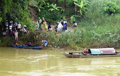 Một phụ nữ thuê taxi nhảy cầu tự tử