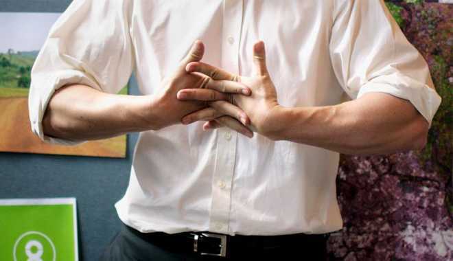 Bẻ khớp ngón tay có thể rất sướng nhưng hậu quả thì khó lường