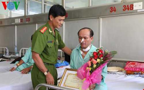 Dũng cảm truy đuổi cướp, một người dân bị đâm trọng thương