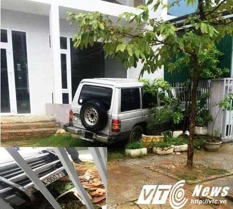 Tài xế 'xe điên' đâm sập tường nhà dân rồi bỏ trốn