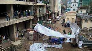 Rơi thang máy xây dựng khiến 3 người thương vong