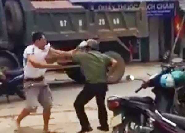 Hoà giải xô xát không được, Trung uý công an tát người dân 2 cái