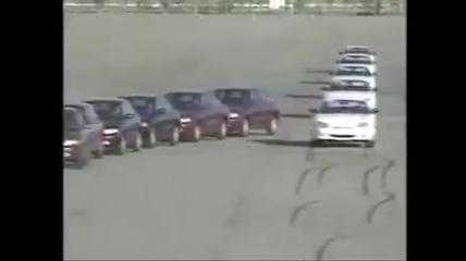 Hoa mắt với màn đồng diễn ô tô trong clip