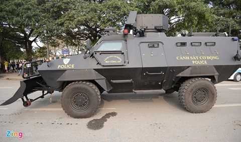 Soi trang bị trên bọc thép hầm hố nhất của cảnh sát cơ động Việt Nam