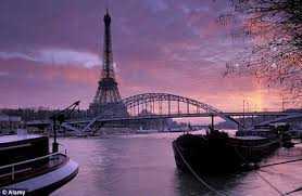 Mãn nhãn show nghệ thuật ánh sáng trên tháp Eiffel