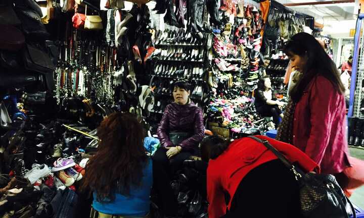 Người Hà Nội lùng mua thời trang hàng hiệu giá bèo ngày giá rét