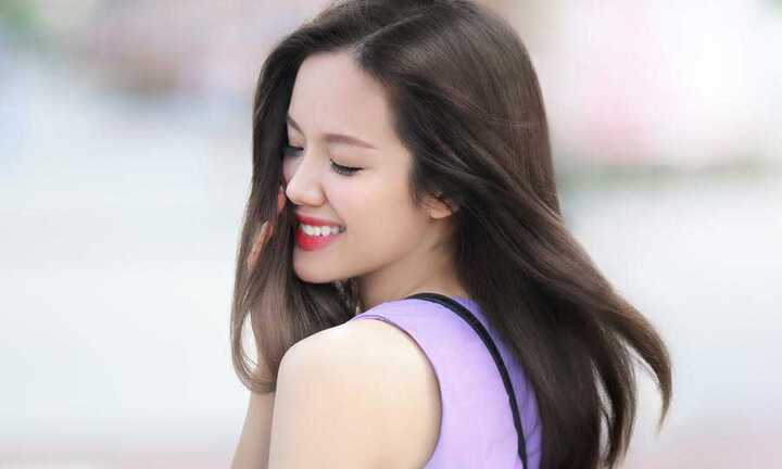 Hoàng Oanh, Phương Ly thả tóc dài tươi xinh trong nắng
