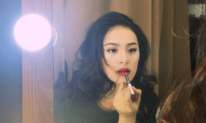 Hạ Vi - người tình Cường Đô la khoe vẻ quyến rũ